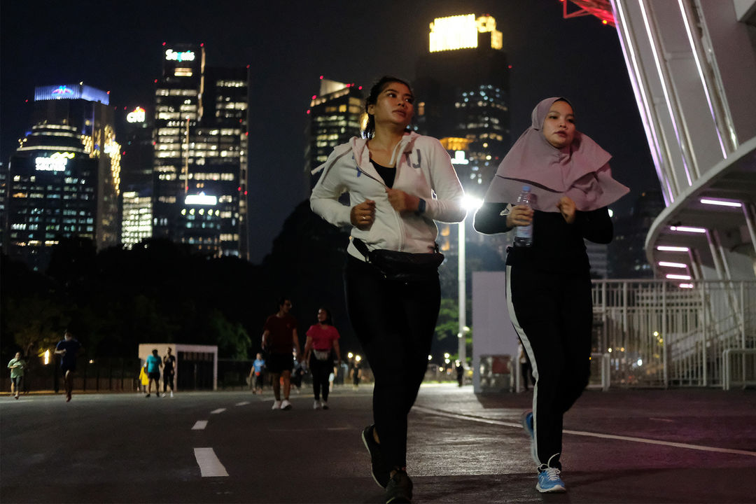 <p>Warga berolahraga di area lingkar luar Stadion Utama Gelora Bung Karno (SUGBK), Jakarta, Kamis, 16 Juli 2020. Di era new normal olahraga lari harus dilakukan dengan protokol kesehatan agar terhindar dari paparan Covid-19. Pelatih lari yang juga atlet marathon Indonesia Hendri Pardede, merekomendasikan hal- hal berikut agar mendapat manfaat dari olahraga lari diantaranya, pemilihan waktu dan tempat yang sebaiknya menghindari tempat yang ramai dari lalu lintas orang, penggunaan masker jika berpapasan dengan pelari lain dan bisa melepasnya kembali di bawah dagu jika tidak ada orang lain di sekitar, hindari juga berlari dengan menyentuh benda-benda di tempat umum, dan pastikan jarak dengan pelari lain sekitar 3-4 meter untuk mencegah virus penyebab COVID-19 menular dari satu orang ke orang lainnya. Foto: Ismail Pohan/TrenAsia</p>
