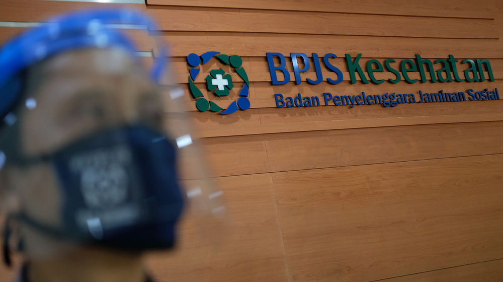 <p>Karyawan beraktivitas di dekat logo BPJS Kesehatan di Jakarta, Selasa, 14 Juni 2020. BPJS Kesehatan menyatakan telah menuntaskan pembayaran klaim rumah sakit per 1 Juli sebesar Rp3,70 triliun seiring awal bulan Juli BPJS Kesehatan telah menerima iuran peserta Penerima Iuran Bantuan (PIB) APBN dari pemerintah sebesar Rp4,05 triliun. Foto: Ismail Pohan/TrenAsia</p>
