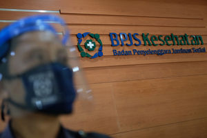 <p>Karyawan beraktivitas di dekat logo BPJS Kesehatan di Jakarta, Selasa, 14 Juni 2020. BPJS Kesehatan menyatakan telah menuntaskan pembayaran klaim rumah sakit per 1 Juli sebesar Rp3,70 triliun seiring awal bulan Juli BPJS Kesehatan telah menerima iuran peserta Penerima Iuran Bantuan (PIB) APBN dari pemerintah sebesar Rp4,05 triliun. Foto: Ismail Pohan/TrenAsia</p>

