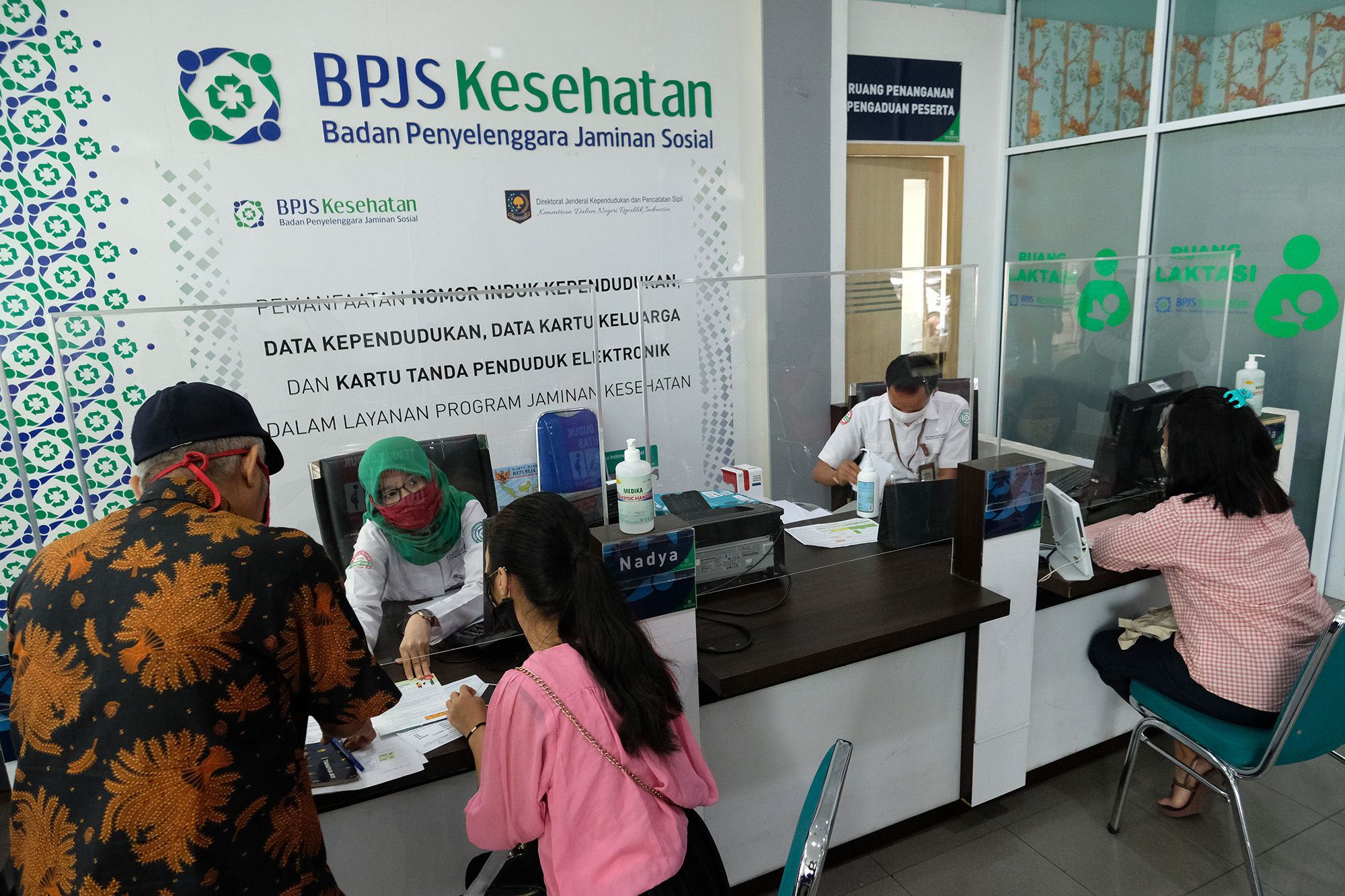 <p>Karyawan melayani warga peserta BPJS Kesehatan di Jakarta, Selasa, 14 Juni 2020. BPJS Kesehatan menyatakan telah menuntaskan pembayaran klaim rumah sakit per 1 Juli sebesar Rp3,70 triliun seiring awal bulan Juli BPJS Kesehatan telah menerima iuran peserta Penerima Iuran Bantuan (PIB) APBN dari pemerintah sebesar Rp4,05 triliun. Foto: Ismail Pohan/TrenAsia</p>
