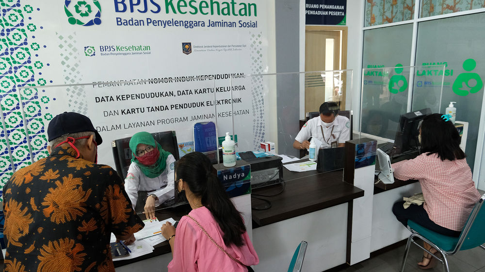 <p>Karyawan melayani warga peserta BPJS Kesehatan di Jakarta, Selasa, 14 Juni 2020. BPJS Kesehatan menyatakan telah menuntaskan pembayaran klaim rumah sakit per 1 Juli sebesar Rp3,70 triliun seiring awal bulan Juli BPJS Kesehatan telah menerima iuran peserta Penerima Iuran Bantuan (PIB) APBN dari pemerintah sebesar Rp4,05 triliun. Foto: Ismail Pohan/TrenAsia</p>
