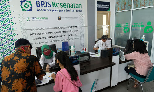 <p>Karyawan melayani warga peserta BPJS Kesehatan di Jakarta, Selasa, 14 Juni 2020. BPJS Kesehatan menyatakan telah menuntaskan pembayaran klaim rumah sakit per 1 Juli sebesar Rp3,70 triliun seiring awal bulan Juli BPJS Kesehatan telah menerima iuran peserta Penerima Iuran Bantuan (PIB) APBN dari pemerintah sebesar Rp4,05 triliun. Foto: Ismail Pohan/TrenAsia</p>
