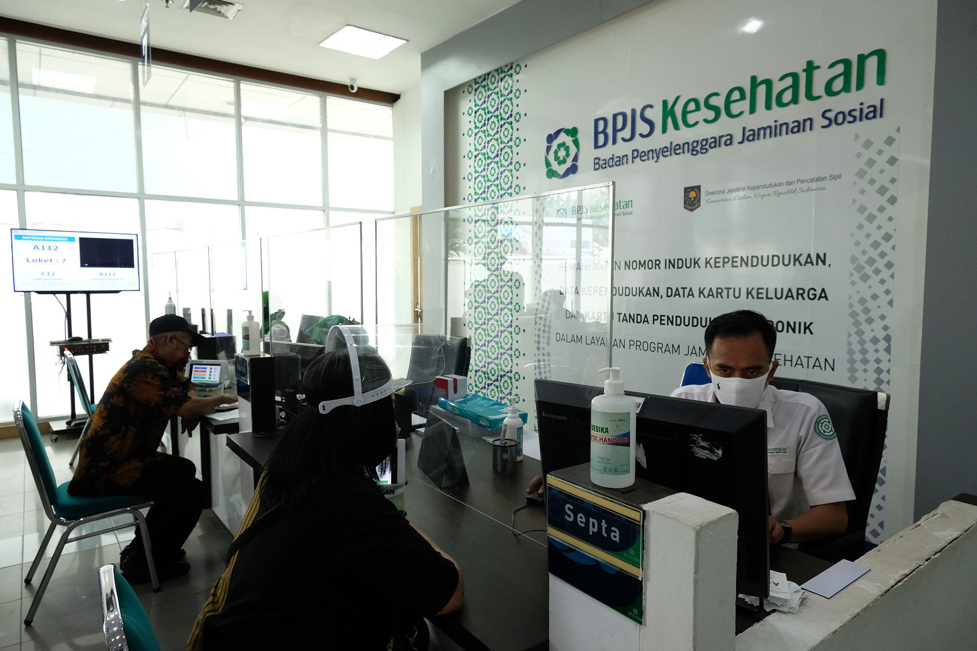 <p>Karyawan melayani warga peserta BPJS Kesehatan di Jakarta, Selasa, 14 Juni 2020. BPJS Kesehatan menyatakan telah menuntaskan pembayaran klaim rumah sakit per 1 Juli sebesar Rp3,70 triliun seiring awal bulan Juli BPJS Kesehatan telah menerima iuran peserta Penerima Iuran Bantuan (PIB) APBN dari pemerintah sebesar Rp4,05 triliun. Foto: Ismail Pohan/TrenAsia</p>

