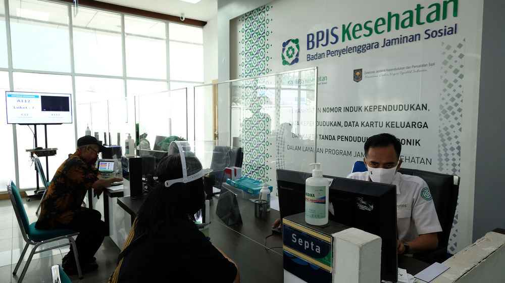 <p>Karyawan melayani warga peserta BPJS Kesehatan di Jakarta, Selasa, 14 Juni 2020. BPJS Kesehatan menyatakan telah menuntaskan pembayaran klaim rumah sakit per 1 Juli sebesar Rp3,70 triliun seiring awal bulan Juli BPJS Kesehatan telah menerima iuran peserta Penerima Iuran Bantuan (PIB) APBN dari pemerintah sebesar Rp4,05 triliun. Foto: Ismail Pohan/TrenAsia</p>
