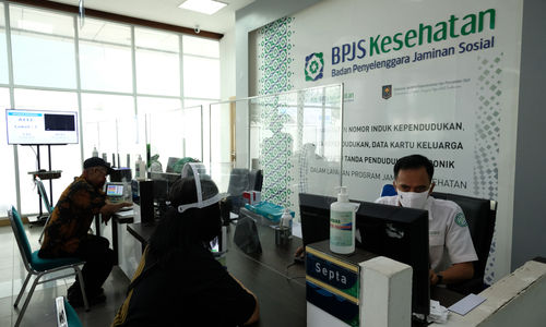 <p>Karyawan melayani warga peserta BPJS Kesehatan di Jakarta, Selasa, 14 Juni 2020. BPJS Kesehatan menyatakan telah menuntaskan pembayaran klaim rumah sakit per 1 Juli sebesar Rp3,70 triliun seiring awal bulan Juli BPJS Kesehatan telah menerima iuran peserta Penerima Iuran Bantuan (PIB) APBN dari pemerintah sebesar Rp4,05 triliun. Foto: Ismail Pohan/TrenAsia</p>
