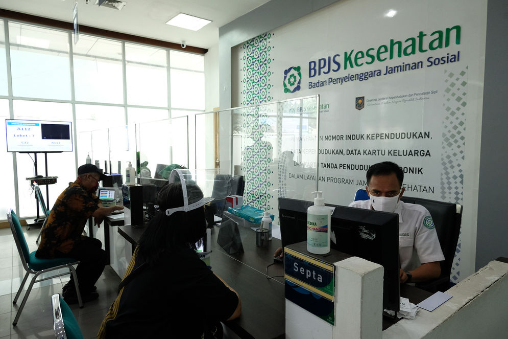 Karyawan melayani warga peserta BPJS Kesehatan di Jakarta, Selasa, 14 Juni 2020. BPJS Kesehatan menyatakan telah menuntaskan pembayaran klaim rumah sakit per 1 Juli sebesar Rp3,70 triliun seiring awal bulan Juli BPJS Kesehatan telah menerima iuran peserta Penerima Iuran Bantuan (PIB) APBN dari pemerintah sebesar Rp4,05 triliun. 