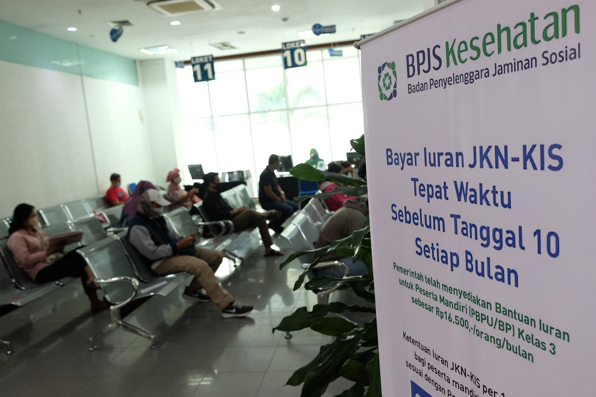 <p>Warga peserta BPJS Kesehatan menunggu giliran pelayanan di Jakarta, Selasa, 14 Juni 2020. BPJS Kesehatan menyatakan telah menuntaskan pembayaran klaim rumah sakit per 1 Juli sebesar Rp3,70 triliun seiring awal bulan Juli BPJS Kesehatan telah menerima iuran peserta Penerima Iuran Bantuan (PIB) APBN dari pemerintah sebesar Rp4,05 triliun. Foto: Ismail Pohan/TrenAsia</p>
