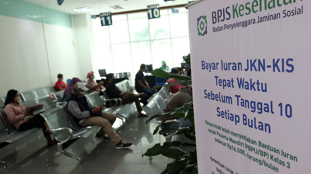 <p>Warga peserta BPJS Kesehatan menunggu giliran pelayanan di Jakarta, Selasa, 14 Juni 2020. BPJS Kesehatan menyatakan telah menuntaskan pembayaran klaim rumah sakit per 1 Juli sebesar Rp3,70 triliun seiring awal bulan Juli BPJS Kesehatan telah menerima iuran peserta Penerima Iuran Bantuan (PIB) APBN dari pemerintah sebesar Rp4,05 triliun. Foto: Ismail Pohan/TrenAsia</p>
