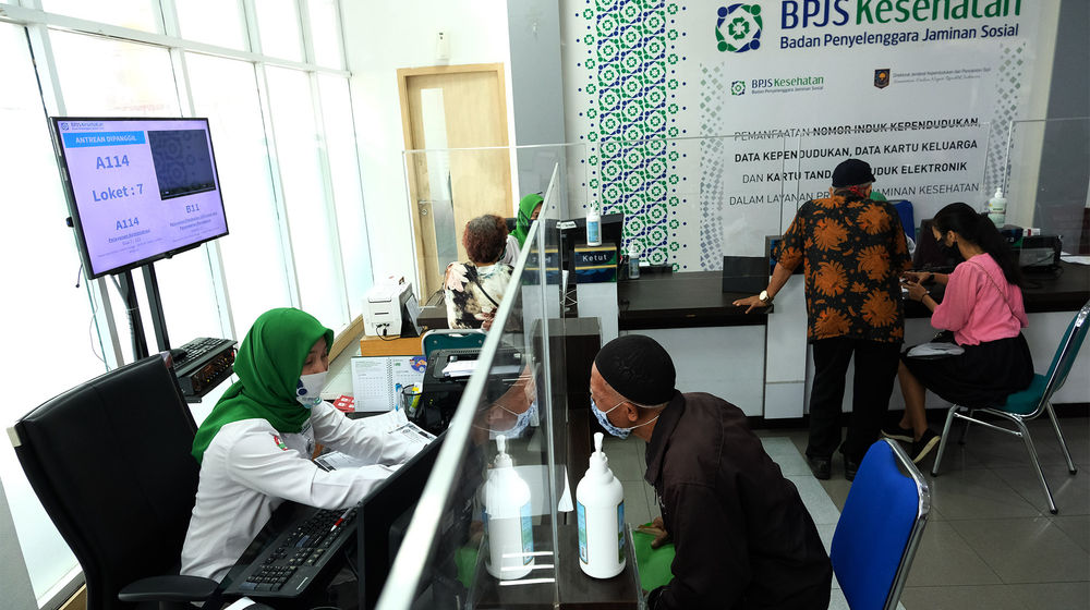 <p>Karyawan melayani warga peserta BPJS Kesehatan di Jakarta, Selasa, 14 Juni 2020. BPJS Kesehatan menyatakan telah menuntaskan pembayaran klaim rumah sakit per 1 Juli sebesar Rp3,70 triliun seiring awal bulan Juli BPJS Kesehatan telah menerima iuran peserta Penerima Iuran Bantuan (PIB) APBN dari pemerintah sebesar Rp4,05 triliun. Foto: Ismail Pohan/TrenAsia</p>
