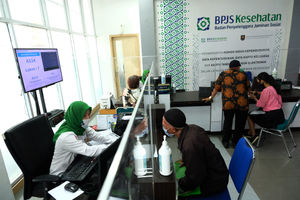 <p>Karyawan melayani warga peserta BPJS Kesehatan di Jakarta, Selasa, 14 Juni 2020. BPJS Kesehatan menyatakan telah menuntaskan pembayaran klaim rumah sakit per 1 Juli sebesar Rp3,70 triliun seiring awal bulan Juli BPJS Kesehatan telah menerima iuran peserta Penerima Iuran Bantuan (PIB) APBN dari pemerintah sebesar Rp4,05 triliun. Foto: Ismail Pohan/TrenAsia</p>
