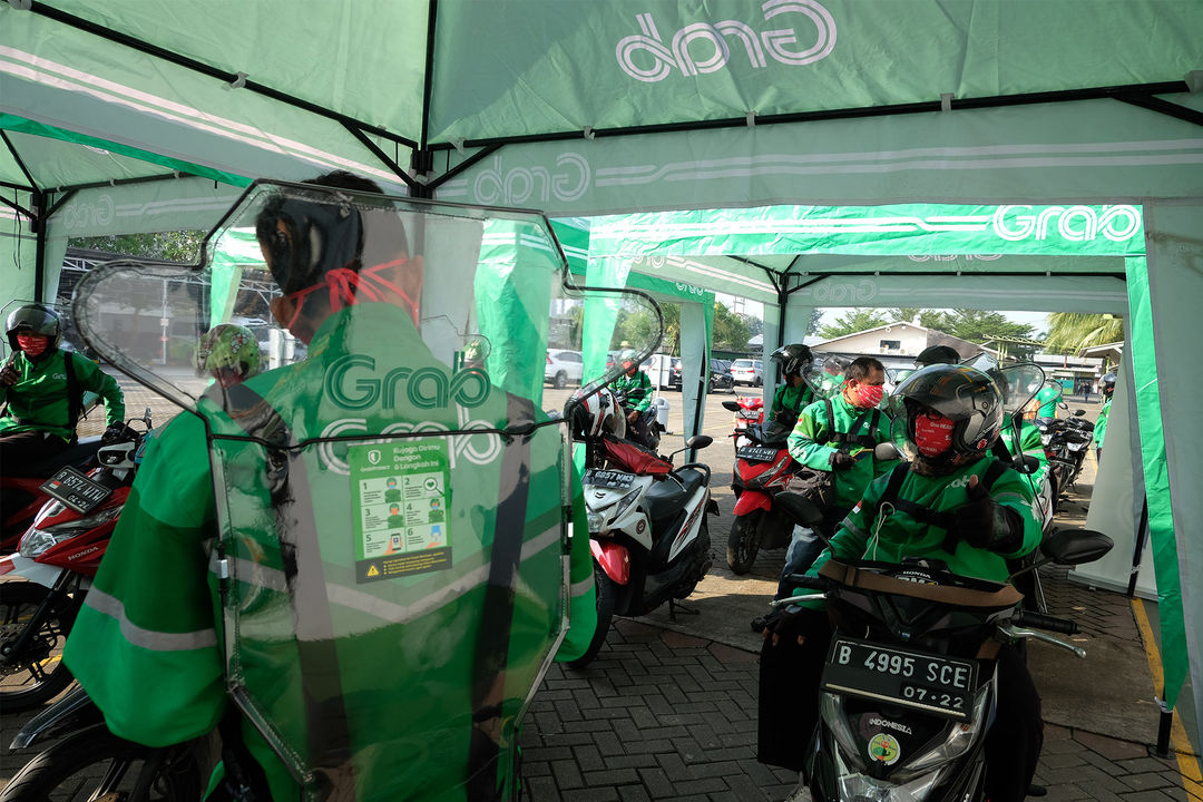 <p>Mitra driver Grab Bike mengenakan sekat pembatas pada peluncuran GrabProtect di Pool Teknologi Pengangkutan Indonesia (TPI) BSD, Tangerang Selatan, Banten, Jum&#8217;at, 24 Juli 2020. Kehadiran GrabProtect ini diharapkan mampu menekan risiko penyebaran virus COVID-19 sehingga masyarakat dan mitra GrabBike di wilayah Tangerang Selatan dapat merasa lebih aman dan nyaman ketika melakukan aktivitasnya. Foto: Ismail Pohan/TrenAsia</p>
