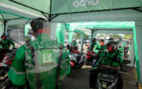 <p>Mitra driver Grab Bike mengenakan sekat pembatas pada peluncuran GrabProtect di Pool Teknologi Pengangkutan Indonesia (TPI) BSD, Tangerang Selatan, Banten, Jum&#8217;at, 24 Juli 2020. Kehadiran GrabProtect ini diharapkan mampu menekan risiko penyebaran virus COVID-19 sehingga masyarakat dan mitra GrabBike di wilayah Tangerang Selatan dapat merasa lebih aman dan nyaman ketika melakukan aktivitasnya. Foto: Ismail Pohan/TrenAsia</p>
