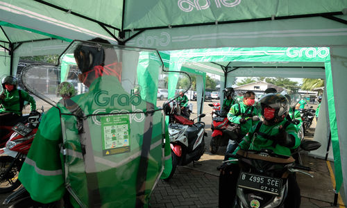 <p>Mitra driver Grab Bike mengenakan sekat pembatas pada peluncuran GrabProtect di Pool Teknologi Pengangkutan Indonesia (TPI) BSD, Tangerang Selatan, Banten, Jum&#8217;at, 24 Juli 2020. Kehadiran GrabProtect ini diharapkan mampu menekan risiko penyebaran virus COVID-19 sehingga masyarakat dan mitra GrabBike di wilayah Tangerang Selatan dapat merasa lebih aman dan nyaman ketika melakukan aktivitasnya. Foto: Ismail Pohan/TrenAsia</p>
