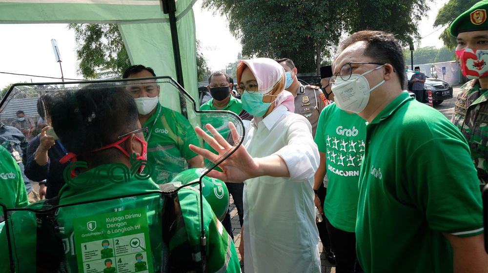 <p>Walikota Tangerang Selatan, Airin Rachmi Diany (tengah) didampingi Head of Public Affairs Grab Indonesia, Tri Sukma Anreianno (kanan) menyapa mitra driver Grab Bike pada peluncuran GrabProtect di Pool Teknologi Pengangkutan Indonesia (TPI) BSD, Tangerang Selatan, Banten, Jum’at, 24 Juli 2020. Kehadiran GrabProtect ini diharapkan mampu menekan risiko penyebaran virus COVID-19 sehingga masyarakat dan mitra GrabBike di wilayah Tangerang Selatan dapat merasa lebih aman dan nyaman ketika melakukan aktivitasnya. Foto: Ismail Pohan/TrenAsia</p>