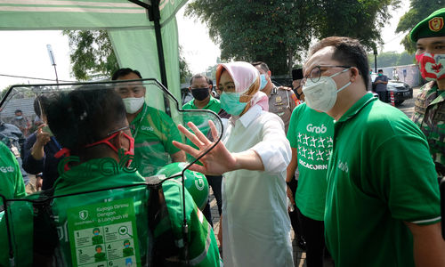 <p>Walikota Tangerang Selatan, Airin Rachmi Diany (tengah) didampingi Head of Public Affairs Grab Indonesia, Tri Sukma Anreianno (kanan) menyapa mitra driver Grab Bike pada peluncuran GrabProtect di Pool Teknologi Pengangkutan Indonesia (TPI) BSD, Tangerang Selatan, Banten, Jum’at, 24 Juli 2020. Kehadiran GrabProtect ini diharapkan mampu menekan risiko penyebaran virus COVID-19 sehingga masyarakat dan mitra GrabBike di wilayah Tangerang Selatan dapat merasa lebih aman dan nyaman ketika melakukan aktivitasnya. Foto: Ismail Pohan/TrenAsia</p>
