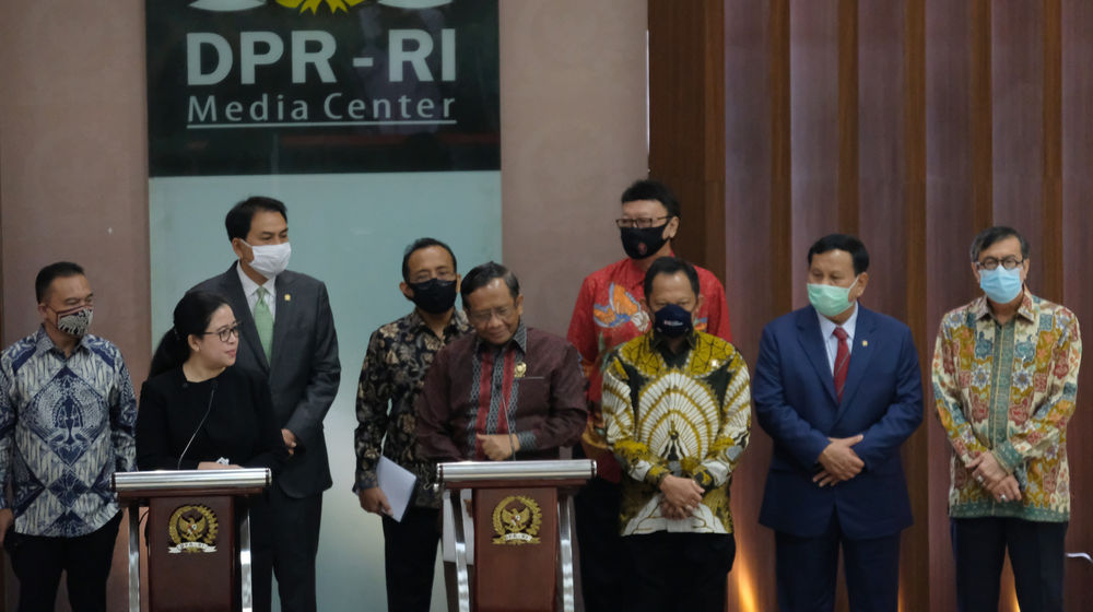 <p>Ketua DPR Puan Maharani bersama Menkopolhukam Mahfud MD, Menkumham Yasonna Laoly, Mendagri Tito Karnavian, Menpan RB Tjahjo Kumolo, Menhan Prabowo Subianto, Mensesneg Pratikno memberikan keterangan kepada media terkait pembahasan RUU Haluan Ideologi Pancasila (HIP) di komplek Parlemen Senayan, Jakarta, Kamis, 16 Juli 2020. Pemerintah dan DPR RI mengambil sikap untuk tidak melanjutkan pembahasan RUU HIP, dengan memberikan kesempatan yang seluas-luasnya kepada masyarakat untuk ikut mempelajari, memberi saran, masukan dan kritik terhadap konsep Rancangan Undang-Undang Badan Pembina Ideologi Pancasila (RUU BPIP) sebagai pengganti RUU Haluan Ideologi Pancasila (RUU HIP) kepada pimpinan DPR. Foto: Ismail Pohan/TrenAsia</p>
