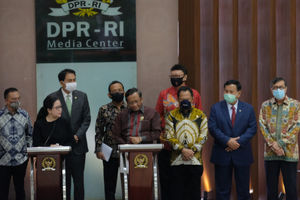 <p>Ketua DPR Puan Maharani bersama Menkopolhukam Mahfud MD, Menkumham Yasonna Laoly, Mendagri Tito Karnavian, Menpan RB Tjahjo Kumolo, Menhan Prabowo Subianto, Mensesneg Pratikno memberikan keterangan kepada media terkait pembahasan RUU Haluan Ideologi Pancasila (HIP) di komplek Parlemen Senayan, Jakarta, Kamis, 16 Juli 2020. Pemerintah dan DPR RI mengambil sikap untuk tidak melanjutkan pembahasan RUU HIP, dengan memberikan kesempatan yang seluas-luasnya kepada masyarakat untuk ikut mempelajari, memberi saran, masukan dan kritik terhadap konsep Rancangan Undang-Undang Badan Pembina Ideologi Pancasila (RUU BPIP) sebagai pengganti RUU Haluan Ideologi Pancasila (RUU HIP) kepada pimpinan DPR. Foto: Ismail Pohan/TrenAsia</p>