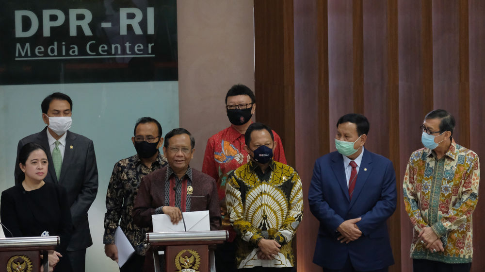 <p>Ketua DPR Puan Maharani bersama Menkopolhukam Mahfud MD, Menkumham Yasonna Laoly, Mendagri Tito Karnavian, Menpan RB Tjahjo Kumolo, Menhan Prabowo Subianto, Mensesneg Pratikno memberikan keterangan kepada media terkait pembahasan RUU Haluan Ideologi Pancasila (HIP) di komplek Parlemen Senayan, Jakarta, Kamis, 16 Juli 2020. Pemerintah dan DPR RI mengambil sikap untuk tidak melanjutkan pembahasan RUU HIP, dengan memberikan kesempatan yang seluas-luasnya kepada masyarakat untuk ikut mempelajari, memberi saran, masukan dan kritik terhadap konsep Rancangan Undang-Undang Badan Pembina Ideologi Pancasila (RUU BPIP) sebagai pengganti RUU Haluan Ideologi Pancasila (RUU HIP) kepada pimpinan DPR. Foto: Ismail Pohan/TrenAsia</p>
