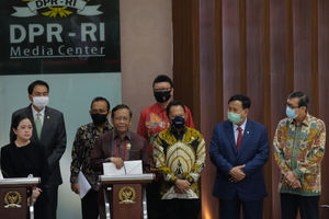 <p>Ketua DPR Puan Maharani bersama Menkopolhukam Mahfud MD, Menkumham Yasonna Laoly, Mendagri Tito Karnavian, Menpan RB Tjahjo Kumolo, Menhan Prabowo Subianto, Mensesneg Pratikno memberikan keterangan kepada media terkait pembahasan RUU Haluan Ideologi Pancasila (HIP) di komplek Parlemen Senayan, Jakarta, Kamis, 16 Juli 2020. Pemerintah dan DPR RI mengambil sikap untuk tidak melanjutkan pembahasan RUU HIP, dengan memberikan kesempatan yang seluas-luasnya kepada masyarakat untuk ikut mempelajari, memberi saran, masukan dan kritik terhadap konsep Rancangan Undang-Undang Badan Pembina Ideologi Pancasila (RUU BPIP) sebagai pengganti RUU Haluan Ideologi Pancasila (RUU HIP) kepada pimpinan DPR. Foto: Ismail Pohan/TrenAsia</p>
