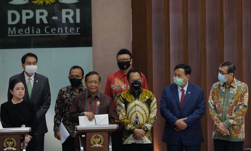 <p>Ketua DPR Puan Maharani bersama Menkopolhukam Mahfud MD, Menkumham Yasonna Laoly, Mendagri Tito Karnavian, Menpan RB Tjahjo Kumolo, Menhan Prabowo Subianto, Mensesneg Pratikno memberikan keterangan kepada media terkait pembahasan RUU Haluan Ideologi Pancasila (HIP) di komplek Parlemen Senayan, Jakarta, Kamis, 16 Juli 2020. Pemerintah dan DPR RI mengambil sikap untuk tidak melanjutkan pembahasan RUU HIP, dengan memberikan kesempatan yang seluas-luasnya kepada masyarakat untuk ikut mempelajari, memberi saran, masukan dan kritik terhadap konsep Rancangan Undang-Undang Badan Pembina Ideologi Pancasila (RUU BPIP) sebagai pengganti RUU Haluan Ideologi Pancasila (RUU HIP) kepada pimpinan DPR. Foto: Ismail Pohan/TrenAsia</p>
