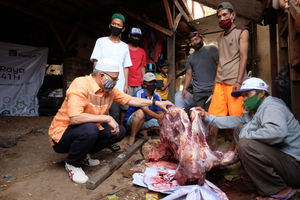 <p>Direktur Kepatuhan PT. AXA Mandiri Financial Services (AXA Mandiri) Rudy Kamdani (kiri) menyaksikan pembagian daging kurban di kampung Pemulung Pelangi, Cipete Utara, Jakarta Selatan, Jumat, 31 Juli 2020. Penyerahan hewan kurban ini ditujukan kepada masyarakat pengepul barang bekas di Kampung Pemulung Pelangi dalam memperingati Hari Raya Idul Adha 1441 Hijriah. Program ini merupakan salah satu rangkaian kegiatan AXA Mandiri sebagai bagian dari Mandiri Group dalam program Mandirian Cinta Indonesia sebagai wujud kepedulian perusahaan terhadap masyarakat terdampak pandemi Covid-19. Kegiatan di lebaran haji kali ini memiliki semangat untuk berbagi dalam menjalin kerukunan, mempererat tali persaudaraan, serta saling bertoleransi bersama masyarakat sekitar. Foto: Ismail Pohan/TrenAsia</p>

