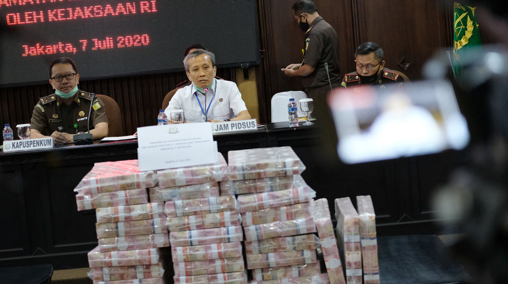 <p>Jaksa Agung Muda Tindak Pidana Khusus, Ali Mukartono (tengah) bersama petugas kejaksaan menunjukkan barang bukti uang sitaan dalam konferensi pers di Kantor Kejaksaan Agung, Jakarta, Selasa, 7 Juli 2020. Tersangka korporasi kasus Jiwasraya, PT Sinarmas Asset Management mengembalikan kerugian negara senilai Rp 77 miliar ke Kejaksaan Agung (Kejagung) dalam dua tahap, tahap pertama sekitar Rp 3 miliar dan hari ini senilai Rp 74 miliar sebagai bagian dari penyelesaian perkara terkait dengan penyidikan Jiwasraya. Foto: Ismail Pohan/TrenAsia</p>

