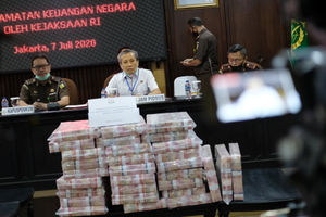 <p>Jaksa Agung Muda Tindak Pidana Khusus, Ali Mukartono (tengah) bersama petugas kejaksaan menunjukkan barang bukti uang sitaan dalam konferensi pers di Kantor Kejaksaan Agung, Jakarta, Selasa, 7 Juli 2020. Tersangka korporasi kasus Jiwasraya, PT Sinarmas Asset Management mengembalikan kerugian negara senilai Rp 77 miliar ke Kejaksaan Agung (Kejagung) dalam dua tahap, tahap pertama sekitar Rp 3 miliar dan hari ini senilai Rp 74 miliar sebagai bagian dari penyelesaian perkara terkait dengan penyidikan Jiwasraya. Foto: Ismail Pohan/TrenAsia</p>