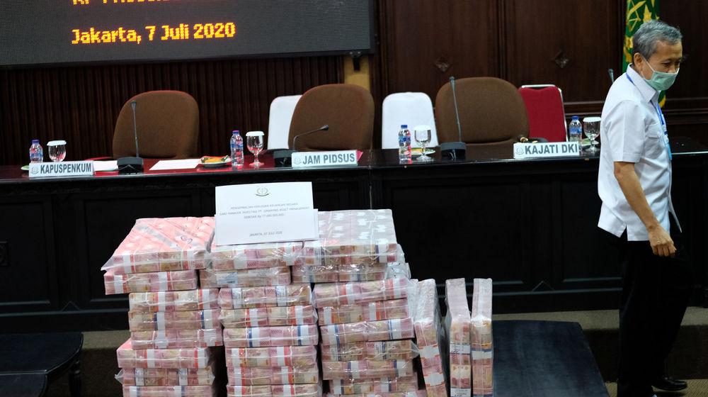 <p>Jaksa Agung Muda Tindak Pidana Khusus, Ali Mukartono (kanan) menunjukkan barang bukti uang sitaan dalam konferensi pers di Kantor Kejaksaan Agung, Jakarta, Selasa, 7 Juli 2020. Tersangka korporasi kasus Jiwasraya, PT Sinarmas Asset Management mengembalikan kerugian negara senilai Rp 77 miliar ke Kejaksaan Agung (Kejagung) dalam dua tahap, tahap pertama sekitar Rp 3 miliar dan hari ini senilai Rp 74 miliar sebagai bagian dari penyelesaian perkara terkait dengan penyidikan Jiwasraya. Foto: Ismail Pohan/TrenAsia</p>
