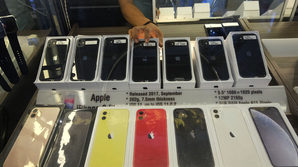 <p>Pekerja menata smartphone di sentra penjulan ponsel ITC Roxy Mas, Jakarta, Senin, 20 Juli 2020. Menurut pedagang, penjalan ponsel di tempt tersebut mulai kembali normal setelah sebelumnya sempat mengalami penurunan penjualan akibat pandemi COVID-19. Foto: Ismail Pohan/TrenAsia</p>
