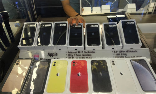 <p>Pekerja menata smartphone di sentra penjulan ponsel ITC Roxy Mas, Jakarta, Senin, 20 Juli 2020. Menurut pedagang, penjalan ponsel di tempt tersebut mulai kembali normal setelah sebelumnya sempat mengalami penurunan penjualan akibat pandemi COVID-19. Foto: Ismail Pohan/TrenAsia</p>
