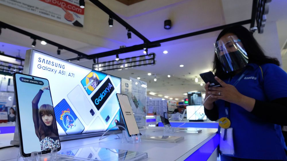 <p>Pekerja mencoba salah satu smartphone di sentra penjulan ponsel ITC Roxy Mas, Jakarta, Senin, 20 Juli 2020. Menurut pedagang, penjualan ponsel di tempat tersebut mulai kembali normal setelah sebelumnya sempat mengalami penurunan penjualan akibat pandemi COVID-19. Foto: Ismail Pohan/TrenAsia</p>
