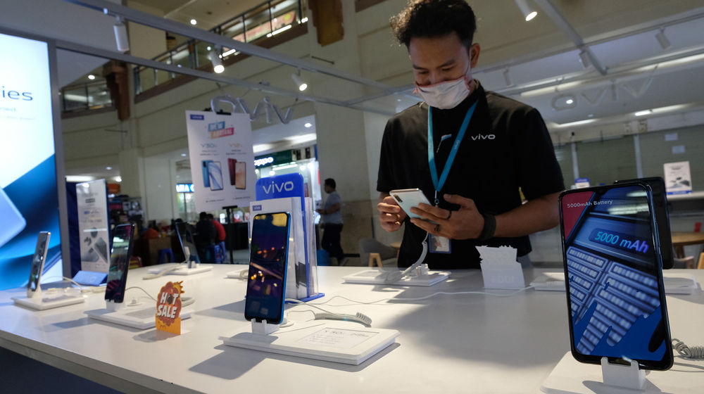 <p>Pekerja mencoba salah satu smartphone di sentra penjulan ponsel ITC Roxy Mas, Jakarta, Senin, 20 Juli 2020. Menurut pedagang, penjualan ponsel di tempat tersebut mulai kembali normal setelah sebelumnya sempat mengalami penurunan penjualan akibat pandemi COVID-19. Foto: Ismail Pohan/TrenAsia</p>
