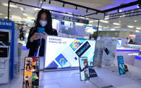 <p>Pekerja mencoba salah satu smartphone di sentra penjulan ponsel ITC Roxy Mas, Jakarta, Senin, 20 Juli 2020. Menurut pedagang, penjualan ponsel di tempat tersebut mulai kembali normal setelah sebelumnya sempat mengalami penurunan penjualan akibat pandemi COVID-19. Foto: Ismail Pohan/TrenAsia</p>
