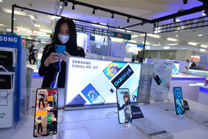 <p>Pekerja mencoba salah satu smartphone di sentra penjulan ponsel ITC Roxy Mas, Jakarta, Senin, 20 Juli 2020. Menurut pedagang, penjualan ponsel di tempat tersebut mulai kembali normal setelah sebelumnya sempat mengalami penurunan penjualan akibat pandemi COVID-19. Foto: Ismail Pohan/TrenAsia</p>