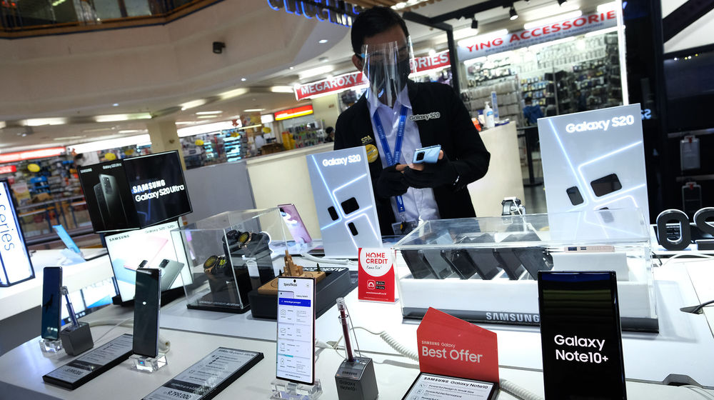 <p>Pekerja mencoba salah satu smartphone di sentra penjulan ponsel ITC Roxy Mas, Jakarta, Senin, 20 Juli 2020. Menurut pedagang, penjalan ponsel di tempt tersebut mulai kembali normal setelah sebelumnya sempat mengalami penurunan penjualan akibat pandemi COVID-19. Foto: Ismail Pohan/TrenAsia</p>
