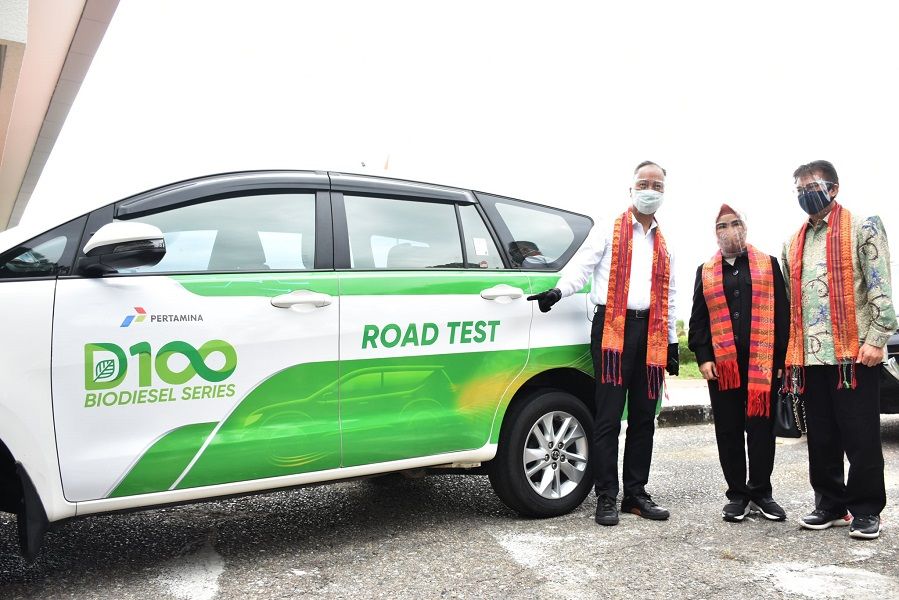 <p>Menteri Perindustrian<br />
@Agus_Gumiwang<br />
 meninjau langsung hasil karya riset dan aplikasi teknologi produksi bahan bakar diesel hijau dari minyak sawit dalam kunjungannya ke PT Pertamina (Persero) Refinery Unit II Dumai, Provinsi Riau, Rabu, 15 Juli 2020. / Twitter @Kemenperin_RI</p>
