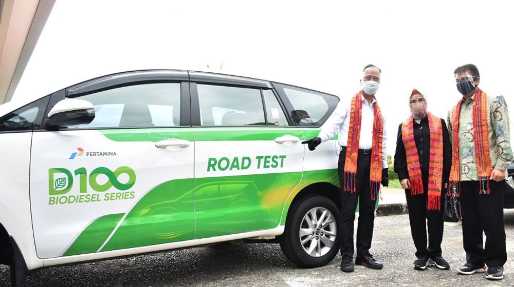 <p>Menteri Perindustrian<br />
@Agus_Gumiwang<br />
 meninjau langsung hasil karya riset dan aplikasi teknologi produksi bahan bakar diesel hijau dari minyak sawit dalam kunjungannya ke PT Pertamina (Persero) Refinery Unit II Dumai, Provinsi Riau, Rabu, 15 Juli 2020. / Twitter @Kemenperin_RI</p>
