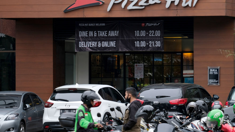 <p>Suasana di salah satu Gerai Pizza Hut, Jakarta, Kamis 2 Juni 2020. Foto: Ismail Pohan/TrenAsia</p>

