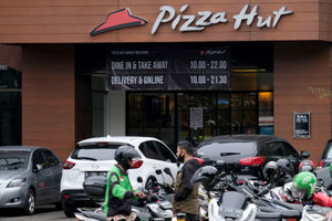 <p>Suasana di salah satu Gerai Pizza Hut, Jakarta, Kamis 2 Juni 2020. Foto: Ismail Pohan/TrenAsia</p>
