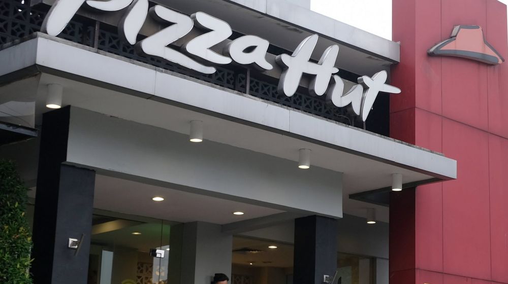 <p>Mitra ojek online melintas usai mengambil pesanan di Gerai Pizza Hut , Jakarta, Kamis 2 Juni 2020. Pemegang lisensi terbesar dari waralaba restoran Pizza Hut di Amerika Serikat, NPC International Inc., mengajukan bangkrut akibat penjualan yang anjlok drastis selama pandemi virus corona atau Covid-19. Namun demikian, PT Sarimelati Kencana, pengelola gerai Pizza Hut di Indonesia [&hellip;]</p>
