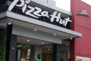 <p>Mitra ojek online melintas usai mengambil pesanan di Gerai Pizza Hut , Jakarta, Kamis 2 Juni 2020. Pemegang lisensi terbesar dari waralaba restoran Pizza Hut di Amerika Serikat, NPC International Inc., mengajukan bangkrut akibat penjualan yang anjlok drastis selama pandemi virus corona atau Covid-19. Namun demikian, PT Sarimelati Kencana, pengelola gerai Pizza Hut di Indonesia [&hellip;]</p>
