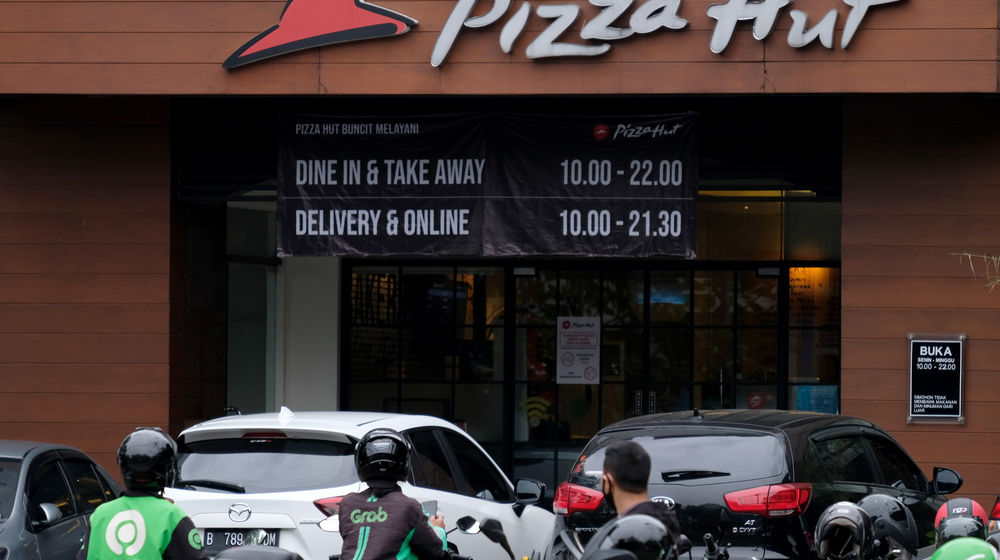 <p>Mitra ojek online melintas usai mengambil pesanan di Gerai Pizza Hut , Jakarta, Kamis 2 Juni 2020. Pemegang lisensi terbesar dari waralaba restoran Pizza Hut di Amerika Serikat, NPC International Inc., mengajukan bangkrut akibat penjualan yang anjlok drastis selama pandemi virus corona atau Covid-19. Namun demikian, PT Sarimelati Kencana, pengelola gerai Pizza Hut di Indonesia [&hellip;]</p>
