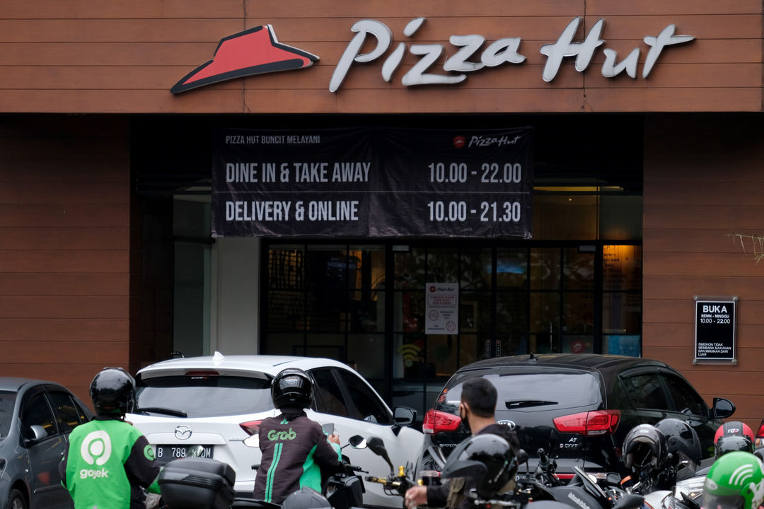 <p>Mitra ojek online melintas usai mengambil pesanan di Gerai Pizza Hut , Jakarta, Kamis 2 Juni 2020. Pemegang lisensi terbesar dari waralaba restoran Pizza Hut di Amerika Serikat, NPC International Inc., mengajukan bangkrut akibat penjualan yang anjlok drastis selama pandemi virus corona atau Covid-19. Namun demikian, PT Sarimelati Kencana, pengelola gerai Pizza Hut di Indonesia [&hellip;]</p>
