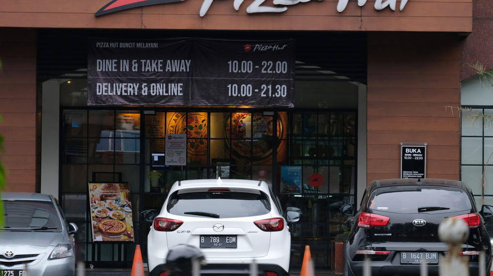 <p>Suasana di salah satu Gerai Pizza Hut, Jakarta, Kamis 2 Juni 2020. Pemegang lisensi terbesar dari waralaba restoran Pizza Hut di Amerika Serikat, NPC International Inc., mengajukan bangkrut akibat penjualan yang anjlok drastis selama pandemi virus corona atau Covid-19. Namun demikian, PT Sarimelati Kencana, pengelola gerai Pizza Hut di Indonesia masih mengantongi laba Rp 6,04 miliar sepanjang kuartal I 2020. Jumlah ini turun 85% dibandingkan periode sama tahun 2019 yang mencapai Rp 40,18 miliar. Foto: Ismail Pohan/TrenAsia</p>
