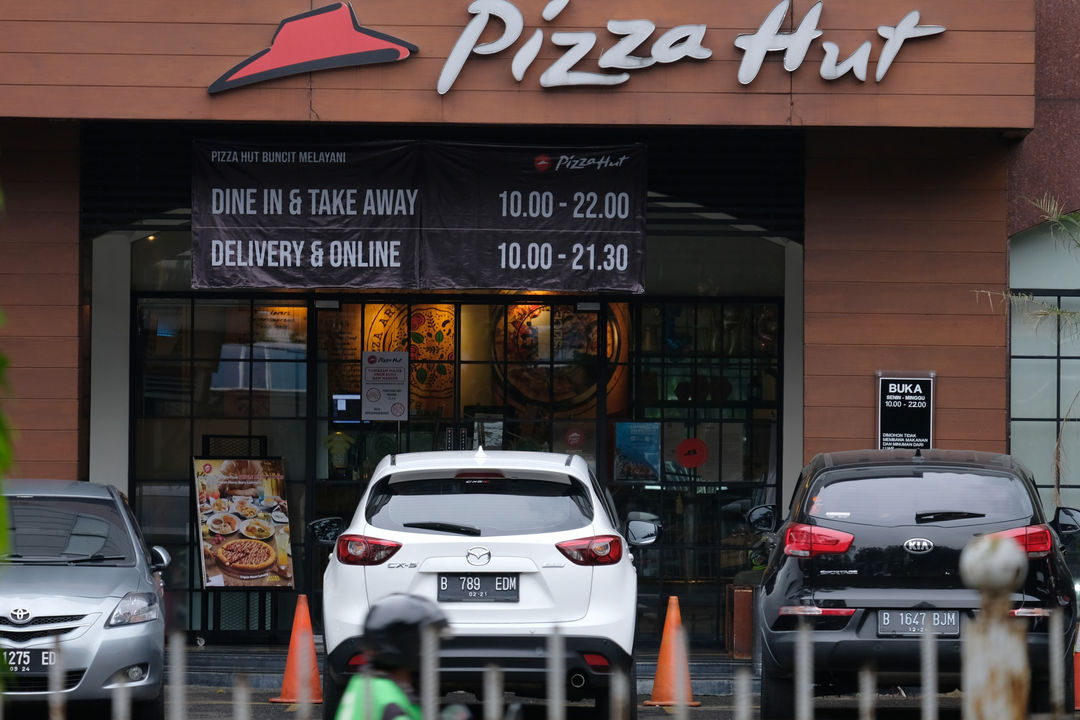 <p>Suasana di salah satu Gerai Pizza Hut, Jakarta, Kamis 2 Juni 2020. Pemegang lisensi terbesar dari waralaba restoran Pizza Hut di Amerika Serikat, NPC International Inc., mengajukan bangkrut akibat penjualan yang anjlok drastis selama pandemi virus corona atau Covid-19. Namun demikian, PT Sarimelati Kencana, pengelola gerai Pizza Hut di Indonesia masih mengantongi laba Rp 6,04 miliar sepanjang kuartal I 2020. Jumlah ini turun 85% dibandingkan periode sama tahun 2019 yang mencapai Rp 40,18 miliar. Foto: Ismail Pohan/TrenAsia</p>
