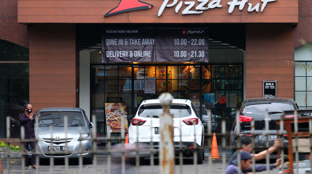<p>Suasana di salah satu Gerai Pizza Hut, Jakarta, Kamis 2 Juni 2020. Pemegang lisensi terbesar dari waralaba restoran Pizza Hut di Amerika Serikat, NPC International Inc., mengajukan bangkrut akibat penjualan yang anjlok drastis selama pandemi virus corona atau Covid-19. Namun demikian, PT Sarimelati Kencana, pengelola gerai Pizza Hut di Indonesia masih mengantongi laba Rp 6,04 [&hellip;]</p>
