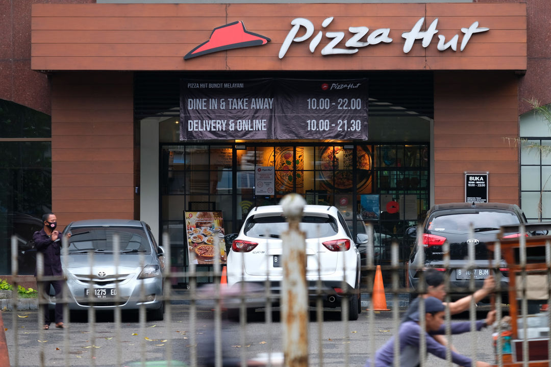 <p>Suasana di salah satu Gerai Pizza Hut, Jakarta, Kamis 2 Juni 2020. Pemegang lisensi terbesar dari waralaba restoran Pizza Hut di Amerika Serikat, NPC International Inc., mengajukan bangkrut akibat penjualan yang anjlok drastis selama pandemi virus corona atau Covid-19. Namun demikian, PT Sarimelati Kencana, pengelola gerai Pizza Hut di Indonesia masih mengantongi laba Rp 6,04 [&hellip;]</p>
