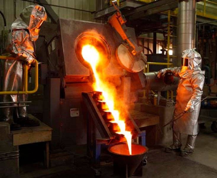 <p>Proses pemurnian emas di smelter. / Foto: Khushie Singh-Columbia.edu</p>
