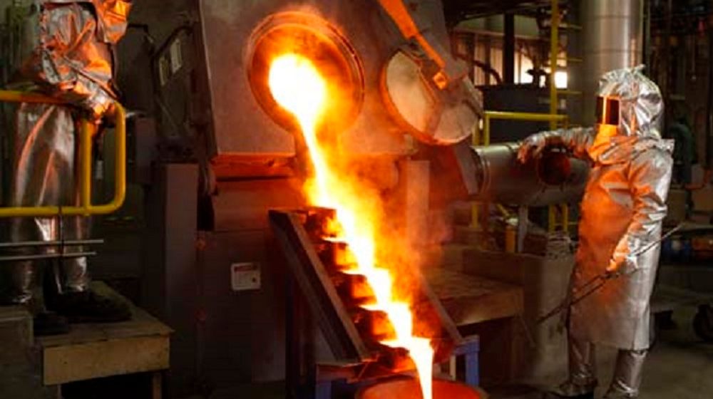 Pemurnian emas di smelter