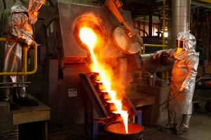 Pemurnian emas di smelter